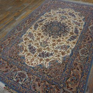 Mid 20th Century Persian Isfahan Carpet 4'11"Ã—7'3" Hand-Knotted, Central Persia - detail view 3