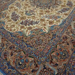 Mid 20th Century Persian Isfahan Carpet 4'11"Ã—7'3" Hand-Knotted, Central Persia - detail view 4