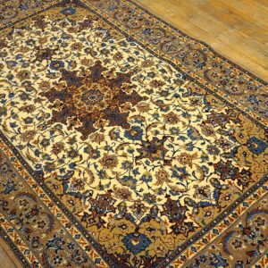 Mid 20th Century Persian Isfahan Carpet 5'1"Ã—8' Hand-Knotted, Central Persia - detail view 1