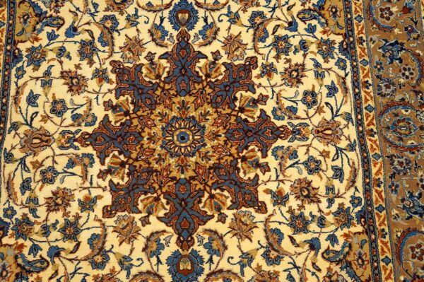 Mid 20th century persian isfahan carpet 5'1"ã—8' hand-knotted, central persia - detail view 2