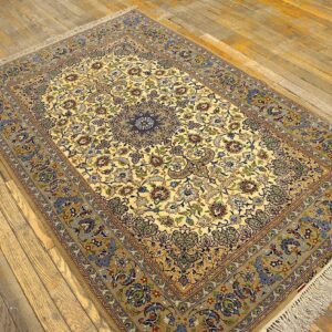 Mid 20th Century Persian Isfahan Carpet 3'7"Ã—5'7" Hand-Knotted, Central Persia - detail view 1