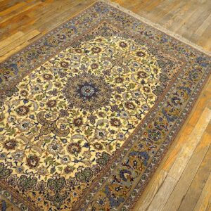 Mid 20th Century Persian Isfahan Carpet 3'7"Ã—5'7" Hand-Knotted, Central Persia - detail view 3