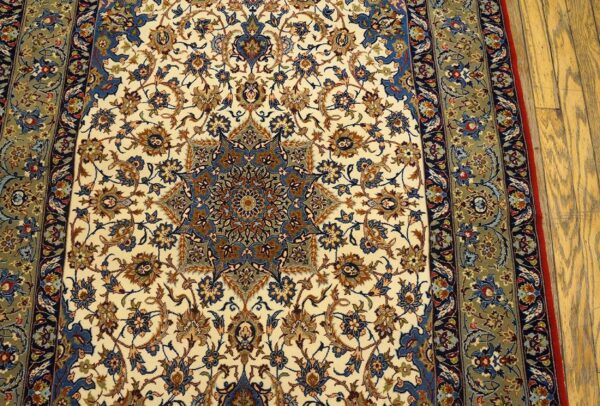 Mid-20th century persian isfahan carpet 3'7"×5'6" ivory & grey, hand-knotted wool, circa 1940 - detail view 1