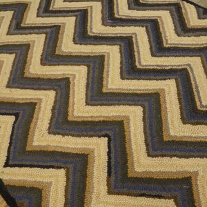 Vintage American Hooked Rug 4'6"×6' Brown Zig Zag, Hand-Woven Wool, 1960s - detail view 3