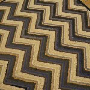 Vintage American Hooked Rug 4'6"×6' Brown Zig Zag, Hand-Woven Wool, 1960s - detail view 5