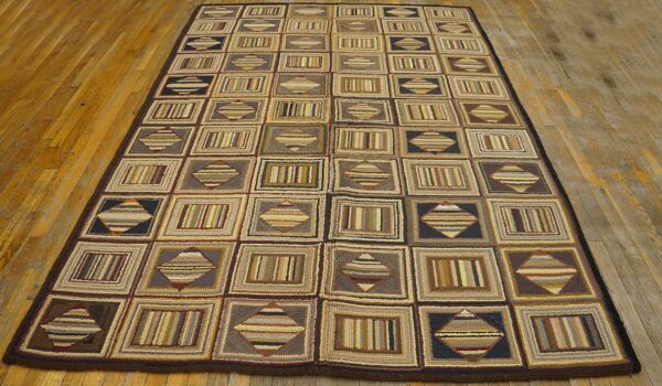 Vintage american hooked rug 6'×8'7" grey field, black border, mid 20th century - detail view 1