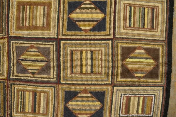 Vintage american hooked rug 6'×8'7" grey field, black border, mid 20th century - detail view 3