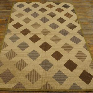 Vintage American Hooked Rug 3'10"×5'10" Ivory Field, Olive Border, Mid 20th Century - detail view 1