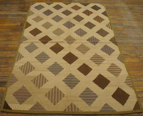Vintage american hooked rug 3'10"×5'10" ivory field, olive border, mid 20th century 2 Vintage american hooked rug 3'10"×5'10" ivory field, olive border, mid 20th century - detail view 1