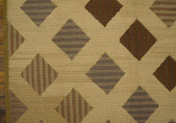 Vintage american hooked rug 3'10"×5'10" ivory field, olive border, mid 20th century 4 Vintage american hooked rug 3'10"×5'10" ivory field, olive border, mid 20th century - detail view 3