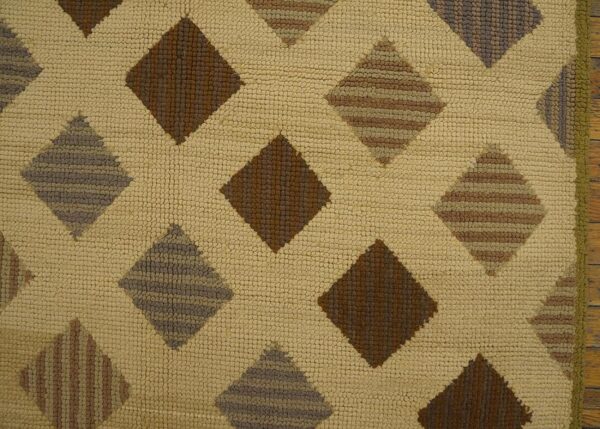 Vintage american hooked rug 3'10"×5'10" ivory field, olive border, mid 20th century 5 Vintage american hooked rug 3'10"×5'10" ivory field, olive border, mid 20th century - detail view 4