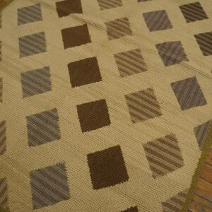 Vintage American Hooked Rug 3'10"×5'10" Ivory Field, Olive Border, Mid 20th Century - detail view 5