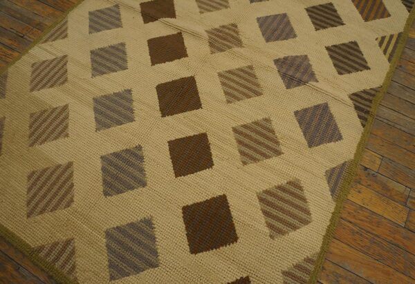 Vintage american hooked rug 3'10"×5'10" ivory field, olive border, mid 20th century 6 Vintage american hooked rug 3'10"×5'10" ivory field, olive border, mid 20th century - detail view 5