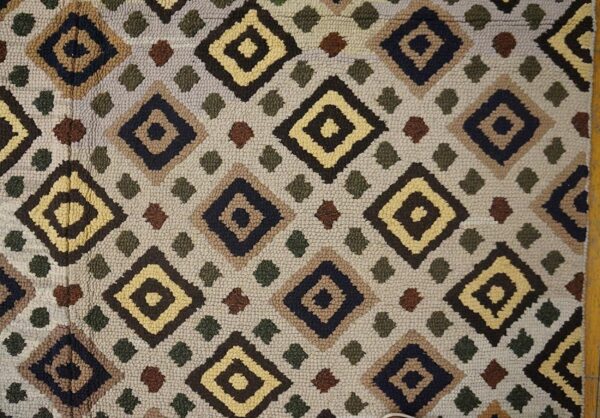 Vintage american hooked rug 5'11"×8'6" mid 20th century, hand-hooked wool 5 Vintage american hooked rug 5'11"×8'6" mid 20th century, hand-hooked wool - detail view 4
