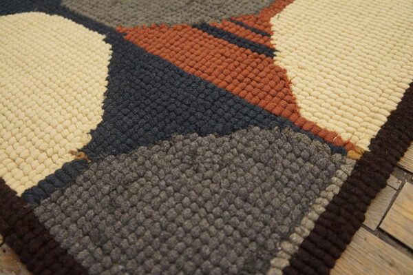 Vintage american hooked rug 4'1"×8'9" multi circles modern pattern, grey & black, 1960s 4 Vintage american hooked rug 4'1"×8'9" multi circles modern pattern, grey & black, 1960s - detail view 3