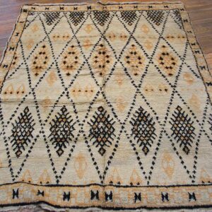 Vintage North African Moroccan Rug 5'3"×6'9" Ivory Diamond, Hand-Woven, 1950s - detail view 1