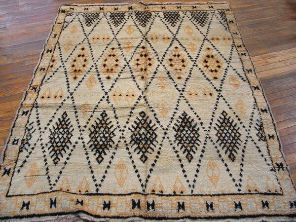 Vintage north african moroccan rug 5'3"×6'9" ivory diamond, hand-woven, 1950s 2 Vintage north african moroccan rug 5'3"×6'9" ivory diamond, hand-woven, 1950s - detail view 1