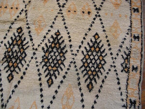 Vintage north african moroccan rug 5'3"×6'9" ivory diamond, hand-woven, 1950s 3 Vintage north african moroccan rug 5'3"×6'9" ivory diamond, hand-woven, 1950s - detail view 2