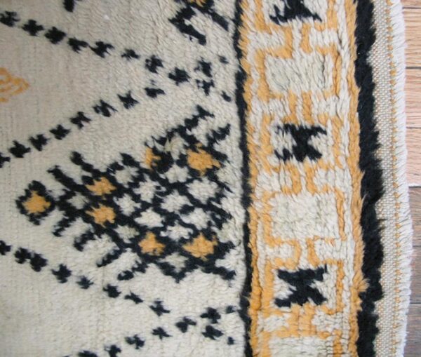Vintage north african moroccan rug 5'3"×6'9" ivory diamond, hand-woven, 1950s 4 Vintage north african moroccan rug 5'3"×6'9" ivory diamond, hand-woven, 1950s - detail view 3