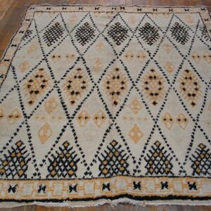 Vintage North African Moroccan Rug 5'3"×6'9" Ivory Diamond, Hand-Woven, 1950s - detail view 4