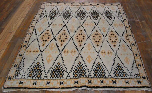 Vintage north african moroccan rug 5'3"×6'9" ivory diamond, hand-woven, 1950s 5 Vintage north african moroccan rug 5'3"×6'9" ivory diamond, hand-woven, 1950s - detail view 4