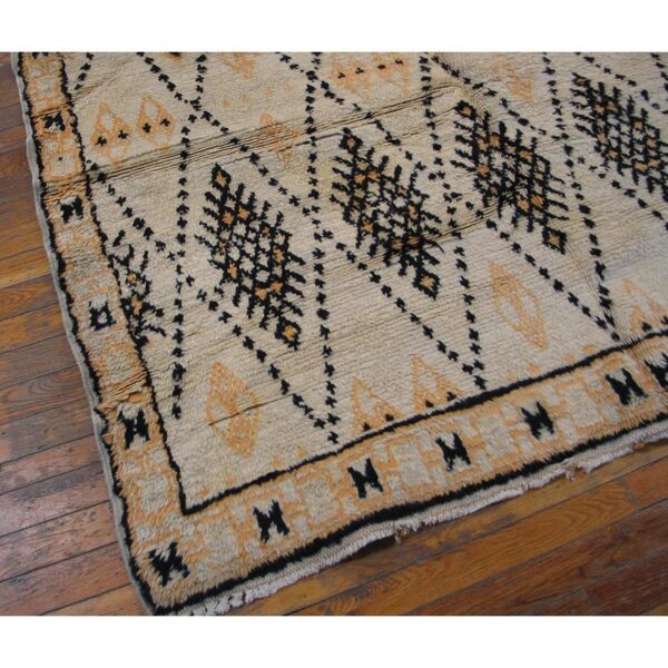Vintage north african moroccan rug 5'3"×6'9" ivory diamond, hand-woven, 1950s 8 Vintage north african moroccan rug 5'3"×6'9" ivory diamond, hand-woven, 1950s - detail view 7