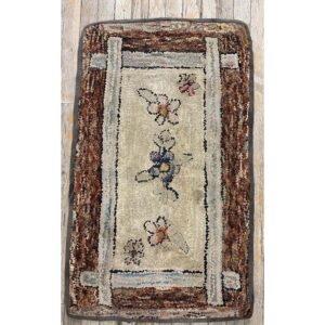 1880s Traditional Beige Antique Folk Art American Hooked Knotted Wool Rug - detail view 1