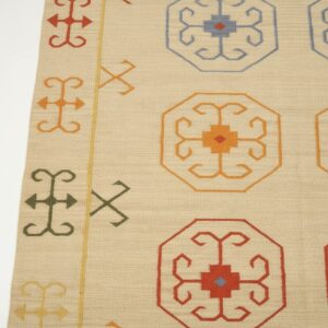 Corner detail of the OSK1IV beige reversible kilim wool rug showing the flat weave