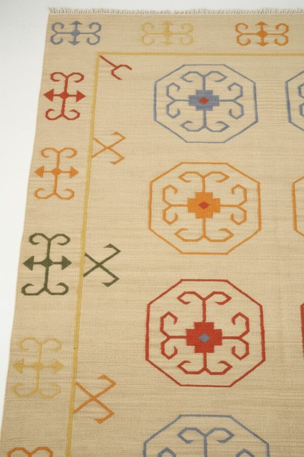 Harlow kilim ivory nan rug 7 Corner detail of the osk1iv beige reversible kilim wool rug showing the flat weave