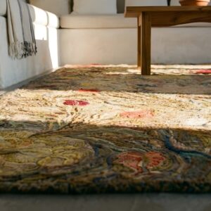 1880s Beige Floral Classic Folk Art Antique American Hooked Knotted Wool Rug (SKU 25376) - in-room detail