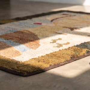 1920s Small Scatter Size American Ivory Hooked Antique Wool Rug (SKU 19799) - in-room detail