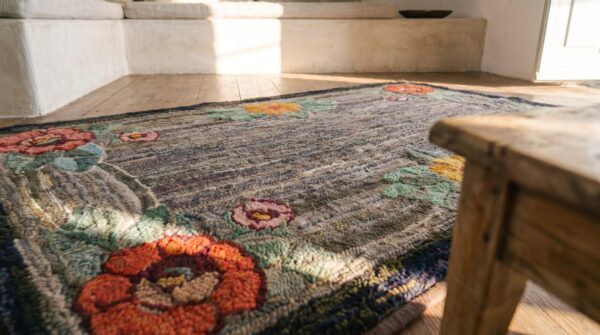 Abstract gray field antique american floral inlay pattern hooked rug (sku 19903) - in-room detail