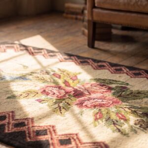 Antique American Floral Rose Pattern Center Hooked Rug (SKU 17207) - in-room detail