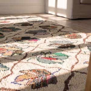 Antique American Hooked Rug America Ivory 1920s (SKU 20542) - in-room detail