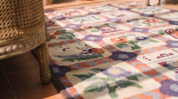 Antique american hooked rug america ivory 1930s 7 Antique american hooked rug america ivory 1930s (sku 20464) - in-room detail