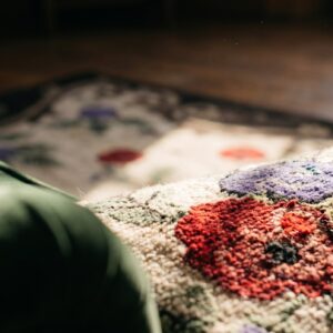 Antique American Hooked Floral Medallion Wool Ivory Beige Cream White 1900s Rug (SKU 19907) - in-room detail