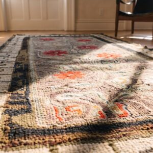 Antique American Hooked Small Scatter Size Wool & Cotton Gray Rug (SKU 25555) - in-room detail