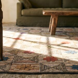 Antique American Hooked Usa Wool Rug (SKU 19356) - in-room detail