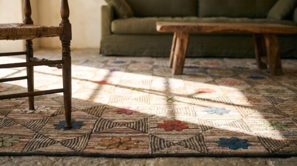 Antique american hooked usa wool rug (sku 19356) - in-room detail