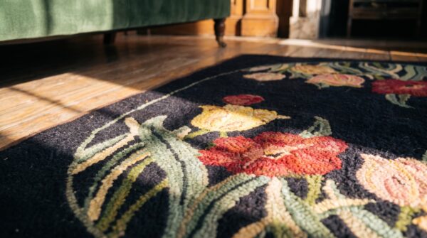 Antique american square hooked rug american black 1930s 6 Antique american square hooked rug american black 1930s (sku 20531) - in-room detail