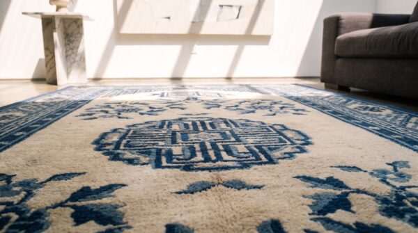 Antique chinese - baotou chinese ivory 1920s rug 6 Antique chinese - baotou chinese ivory 1920s rug (sku 22004) - in-room detail