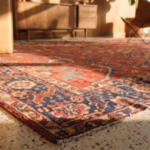 Classic Red Antique Geometric Persian Room Size Heriz Serapi Rug (SKU 21515) - in-room detail