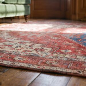 Antique Coral Heriz Serapi Persian Geometric Medallion Hand Knotted Wool Pile Rug (SKU 20932) - in-room detail