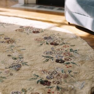 Antique Cotton Ivory Beige Cream White Hooked - Round Loop Pile Rug (SKU 20574) - in-room detail