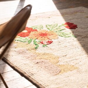 Crispy White Antique Rare Floating Floral Design Pattern American Hooked Square Rug (SKU 17191) - in-room detail