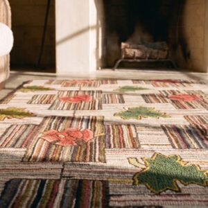 Early 20th Century Antique Floral American Folk Art Basket Weave Design Hooked Rug (SKU 20188) - in-room detail
