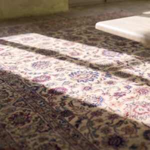 Fine Weave Light Ivory Color Antique Floral Design Silk Persian Kashan Rug (SKU 18833) - in-room detail