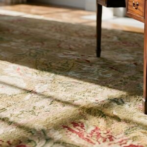 Antique Herekeh Turkish Knotted Square Rug (SKU 25236) - in-room detail