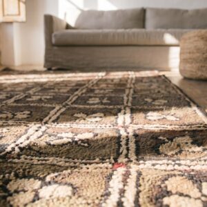 Hooked 1900s Small Scatter Size Wool American Antique Ivory Rug (SKU 19447) - in-room detail