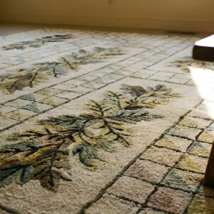 Ivory Antique American Folk Art Holly Pattern Hooked Rug (SKU 25677) - in-room detail